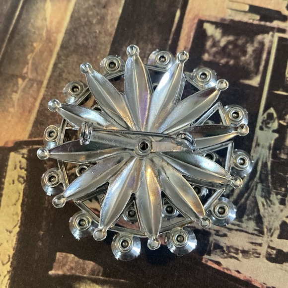 Vintage unmarked rhinestone Silvertone brooch. - Picture 3 of 4